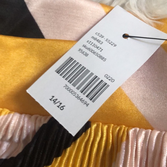 Lane Bryant NWT Geo Textured High Low Skirt - Picture 7 of 8